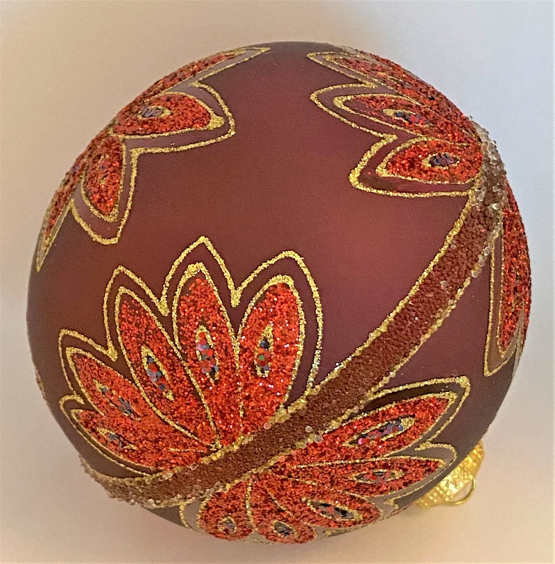 Kugel bordeaux-rot mit stilisierter Blüte