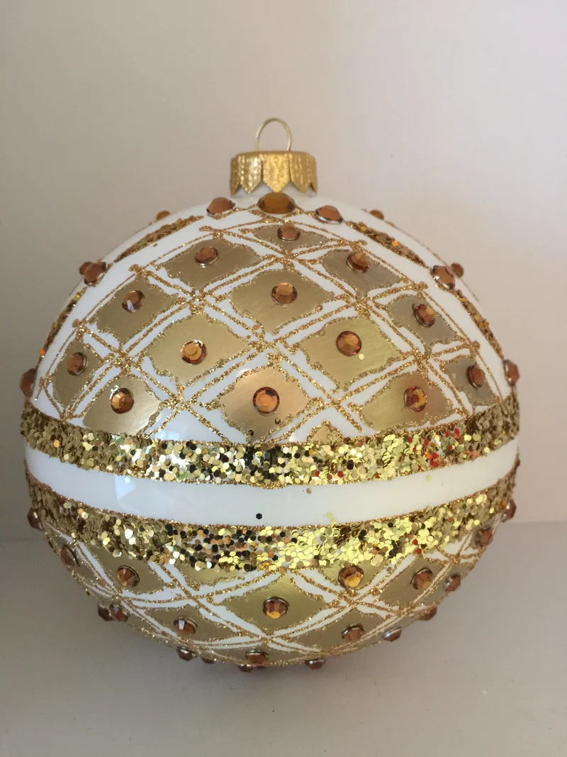 Kugel weiss mit Golddekor mit Schmucksteinen