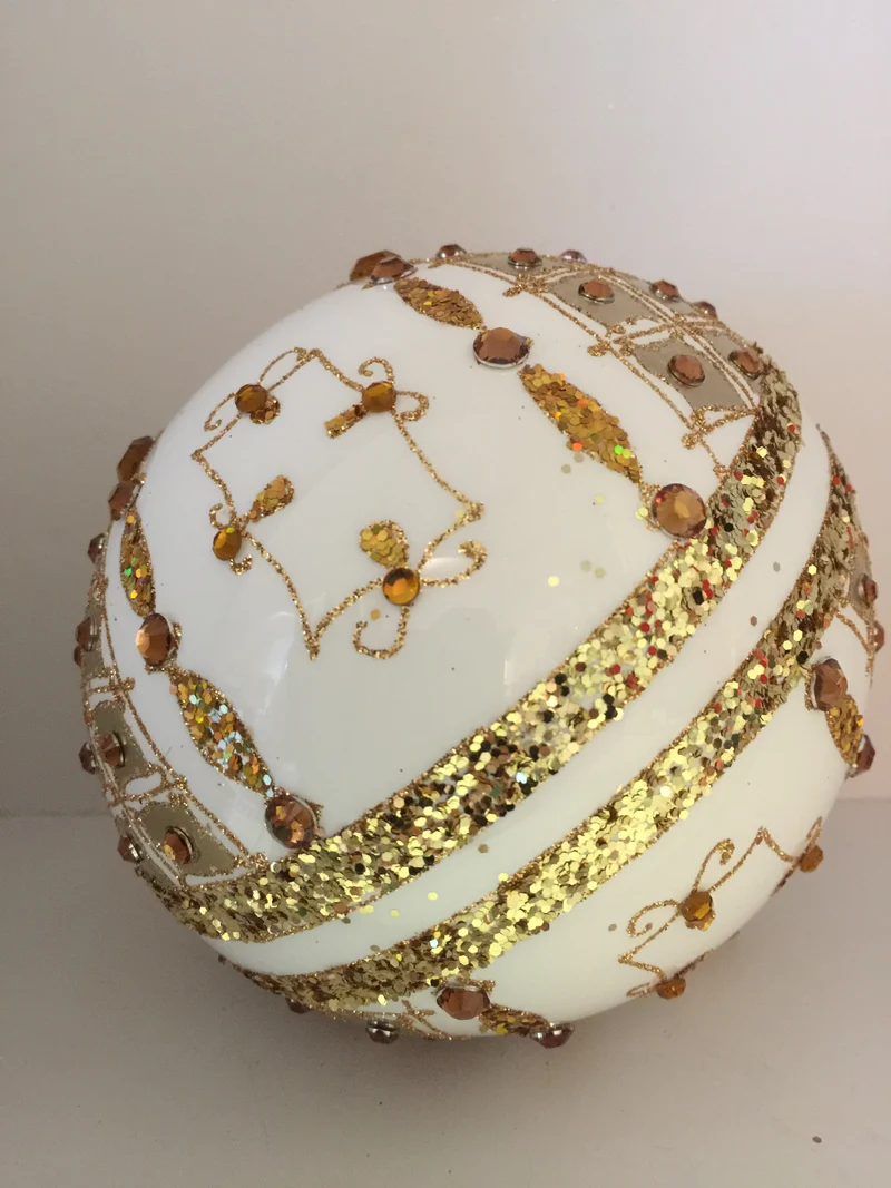 Kugel weiss mit Golddekor mit Schmucksteinen