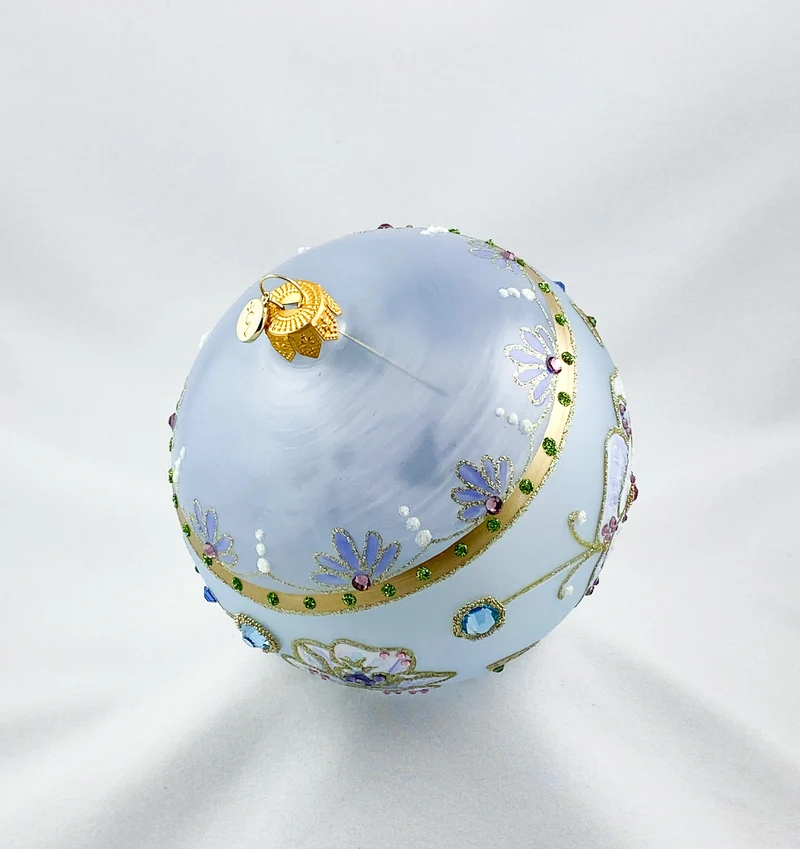 Transparente Kugel in hellblau mit Blüten und Glitzersteinen, GlitterLab