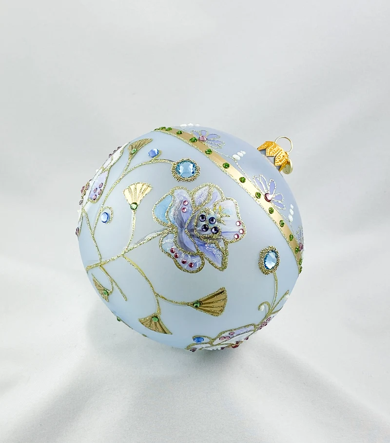 Transparente Kugel in hellblau mit Blüten und Glitzersteinen, GlitterLab