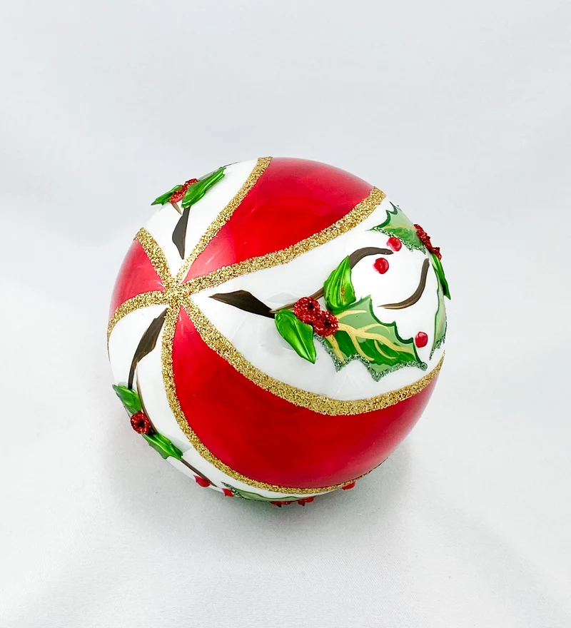 Weiss rot diagonal gestreifte Kugel mit Stechpalmen Dekor