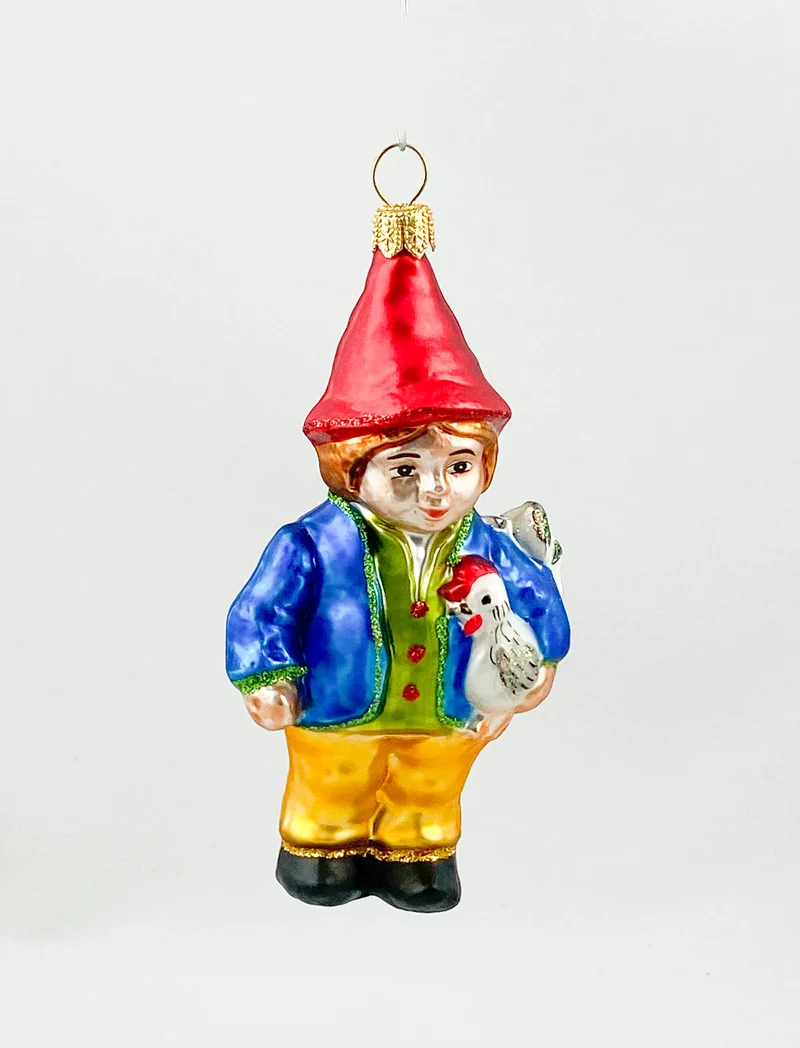 Zwerg in blauer Jacke mit Huhn unter dem Arm