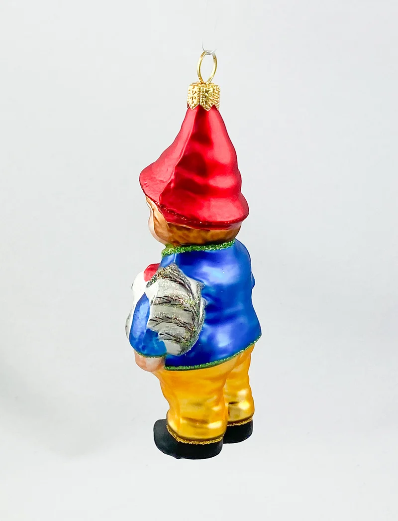 Zwerg in blauer Jacke mit Huhn unter dem Arm