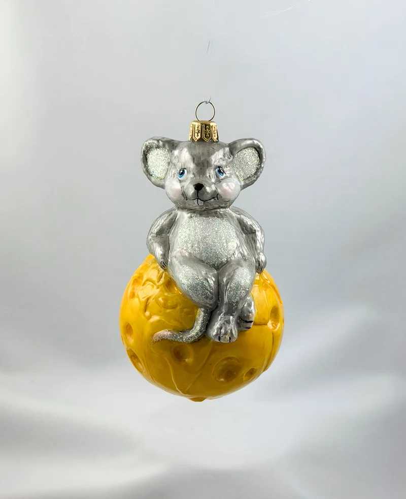 Die Maus sitzt gemütlich auf dem Käse-Globus