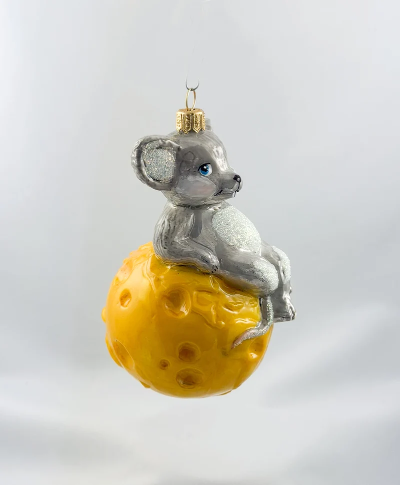 Die Maus sitzt gemütlich auf dem Käse-Globus