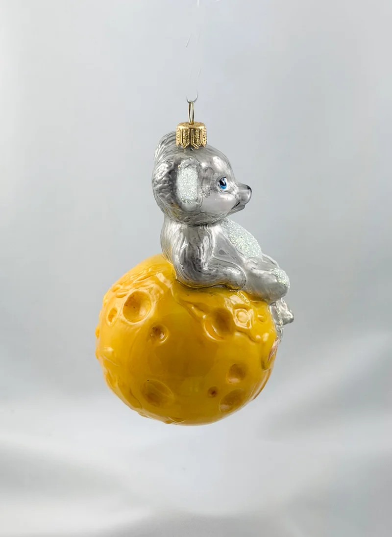Die Maus sitzt gemütlich auf dem Käse-Globus