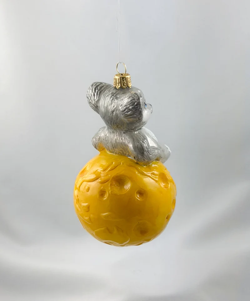 Die Maus sitzt gemütlich auf dem Käse-Globus