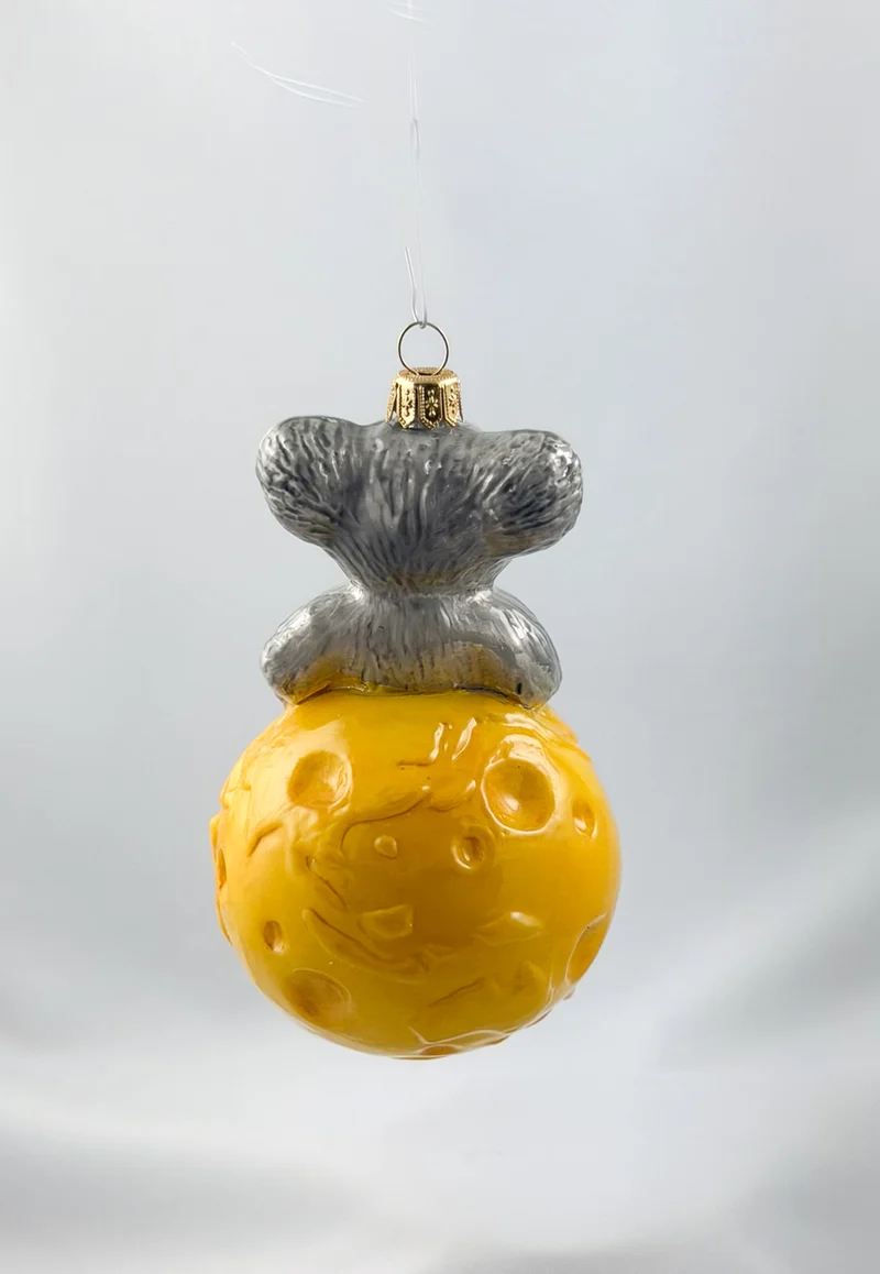 Die Maus sitzt gemütlich auf dem Käse-Globus