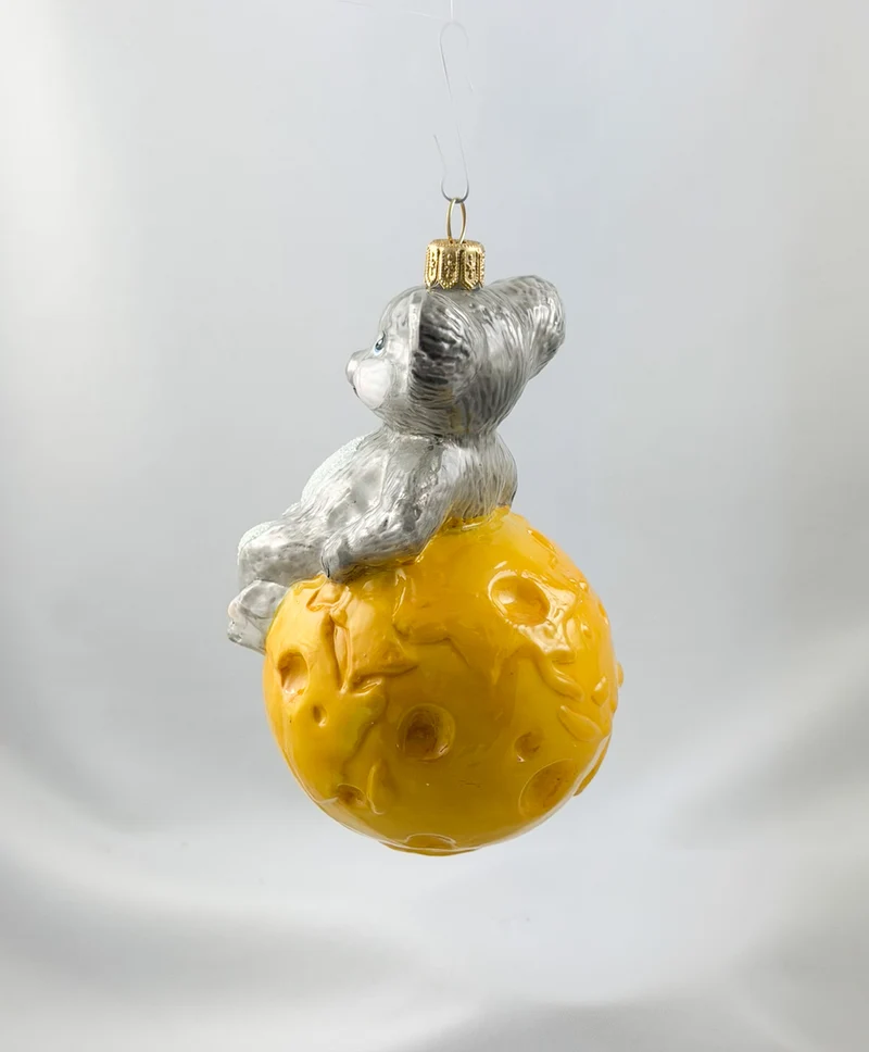 Die Maus sitzt gemütlich auf dem Käse-Globus