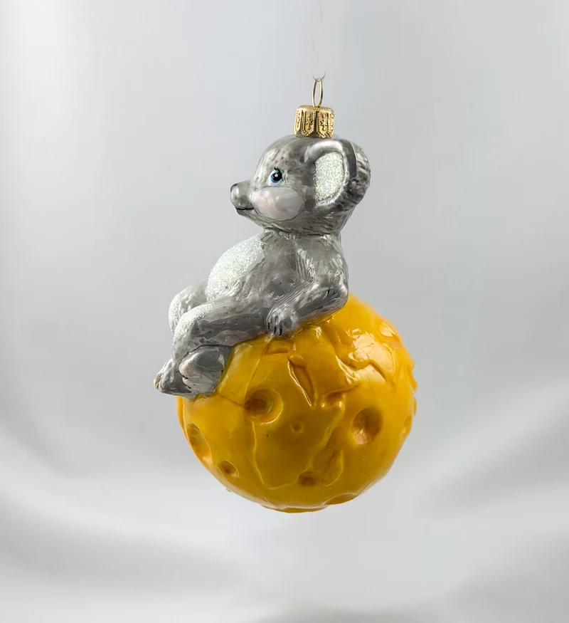 Die Maus sitzt gemütlich auf dem Käse-Globus