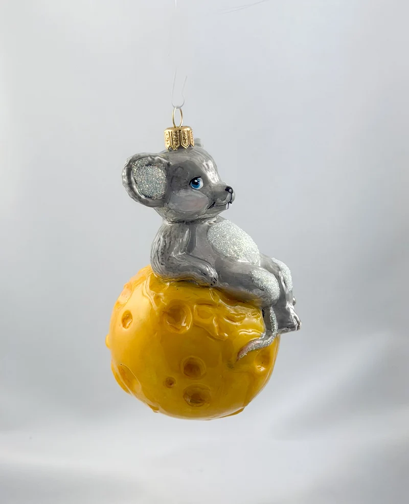 Die Maus sitzt gemütlich auf dem Käse-Globus