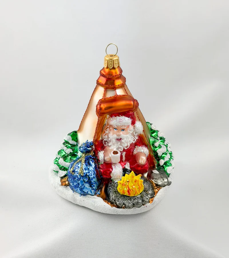 Santa sitzt gemütlich im Zelt beim Lagerfeuer