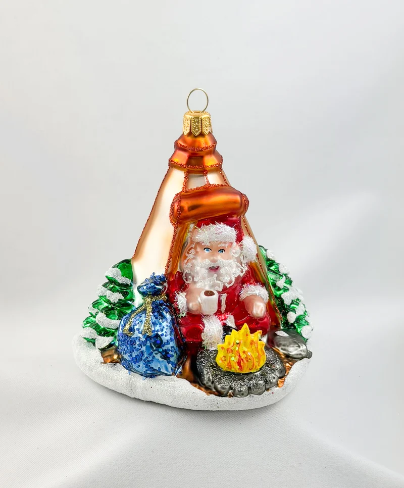 Santa sitzt gemütlich im Zelt beim Lagerfeuer