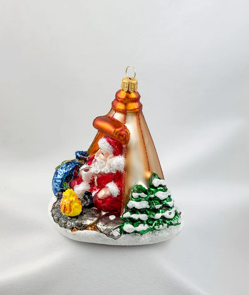 Santa sitzt gemütlich im Zelt beim Lagerfeuer