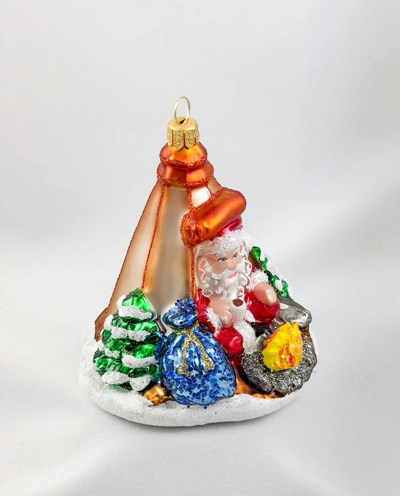 Santa sitzt gemütlich im Zelt beim Lagerfeuer
