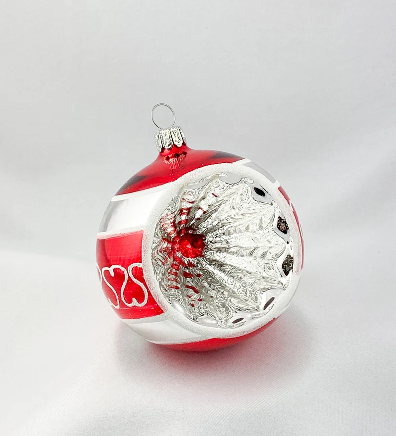Kugel mit einem Reflex in Rot und Silber