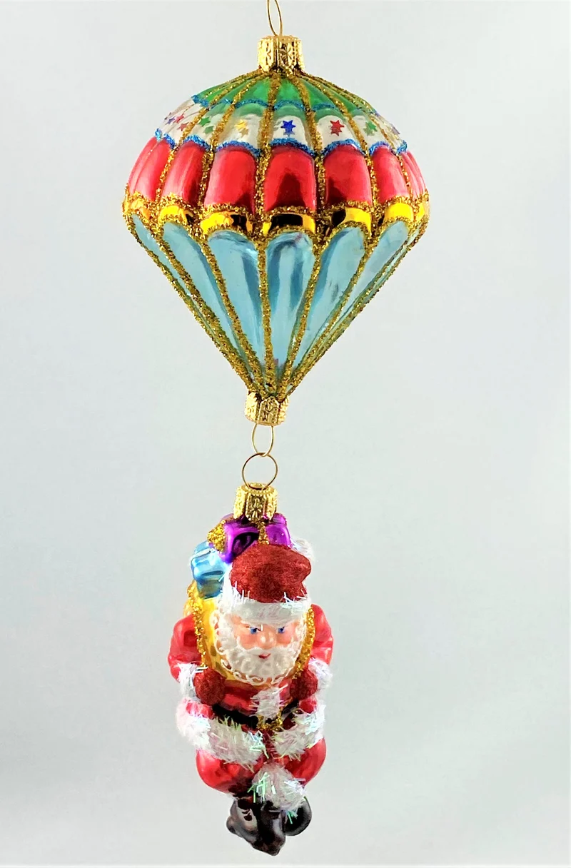 Santa Klaus bringt die Geschenke mit dem Fallschirm
