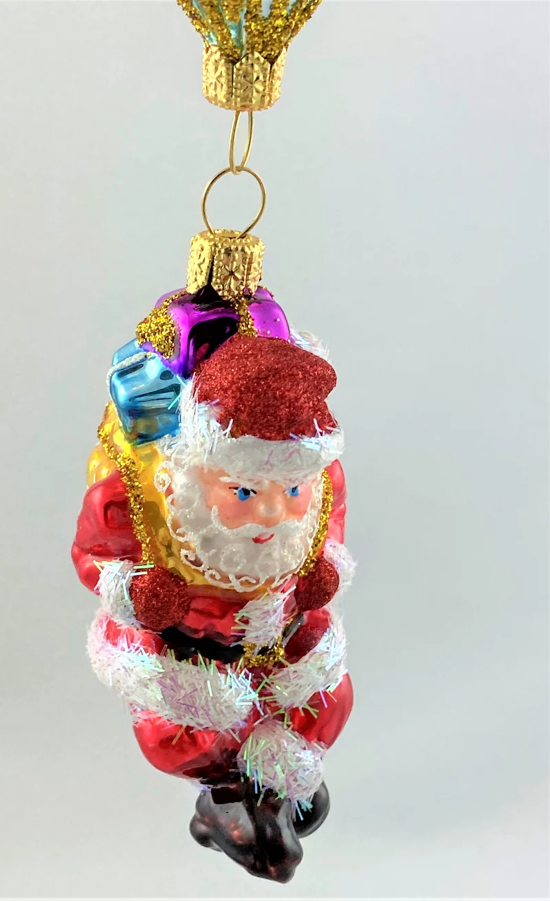Santa Klaus bringt die Geschenke mit dem Fallschirm