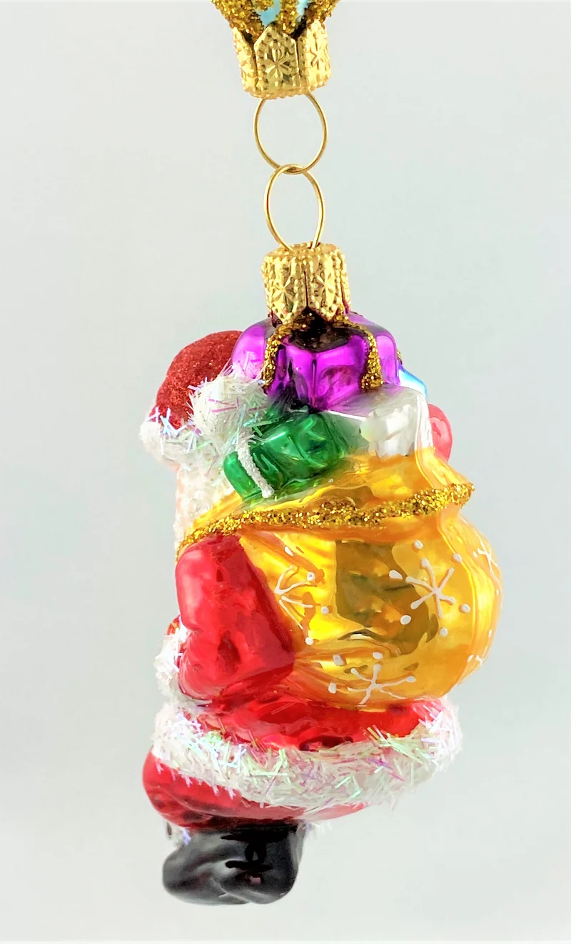 Santa Klaus bringt die Geschenke mit dem Fallschirm