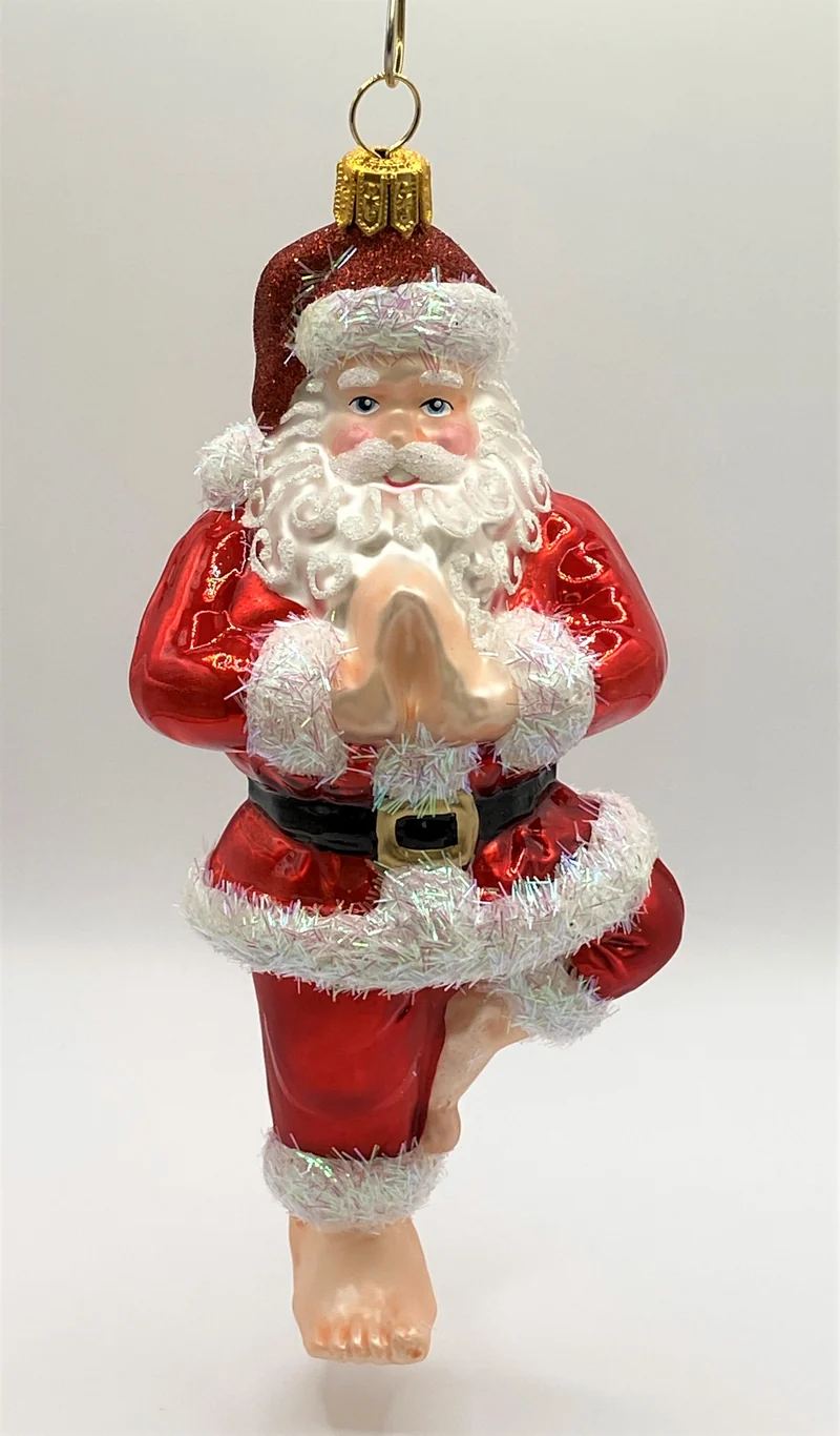 Santa entspannt sich in der Yoga " Baum Pose "
