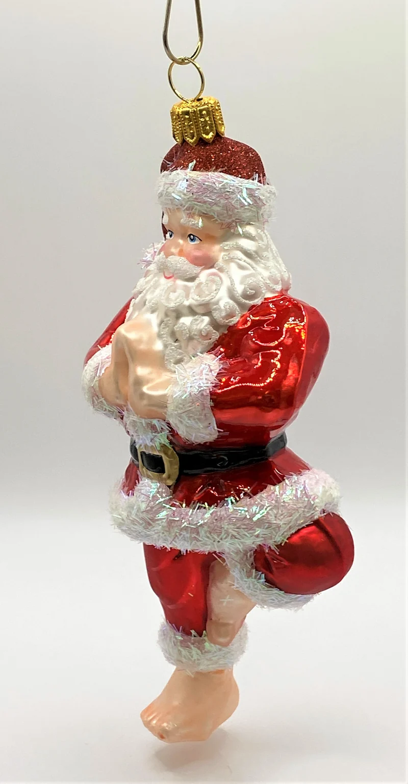 Santa entspannt sich in der Yoga " Baum Pose "