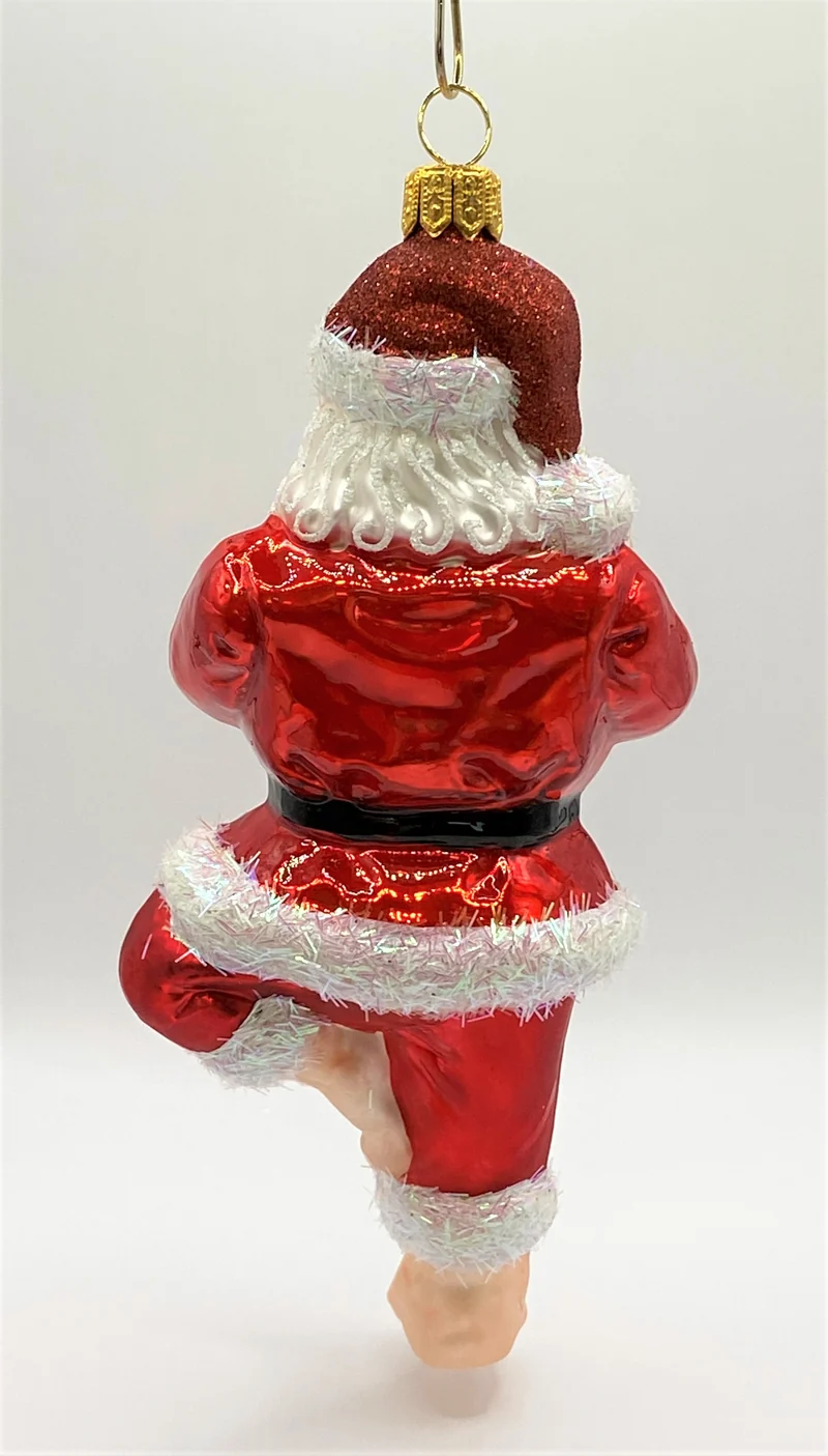 Santa entspannt sich in der Yoga " Baum Pose "