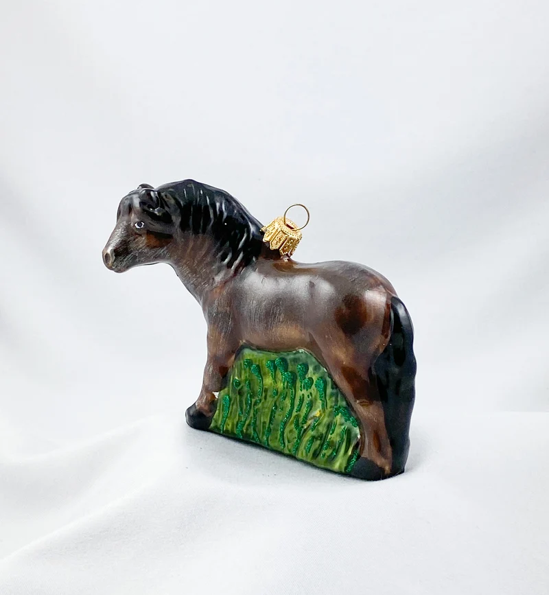 Braunes Pferd im Gras