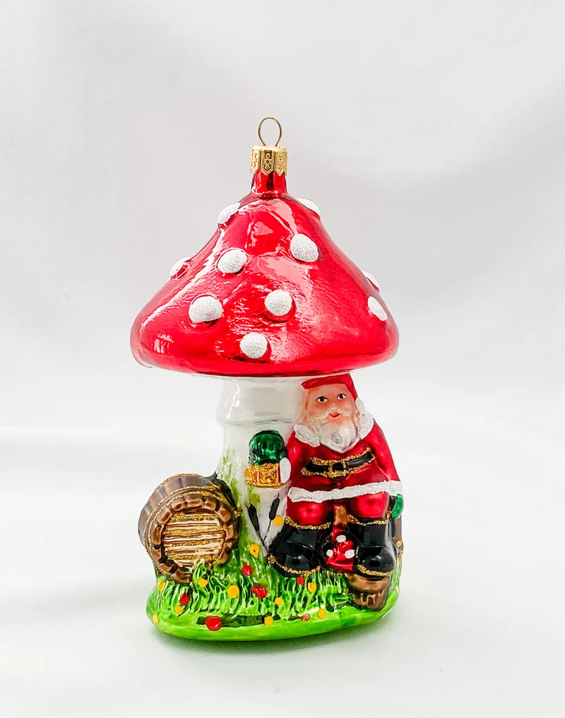 Der Weihnachtsmann hat es sich unter dem Fliegenpilz gemütlich gemacht