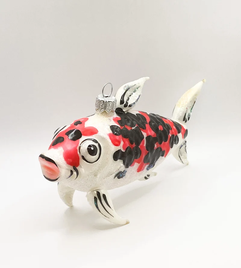 Koi mit roten und schwarzen Punkten