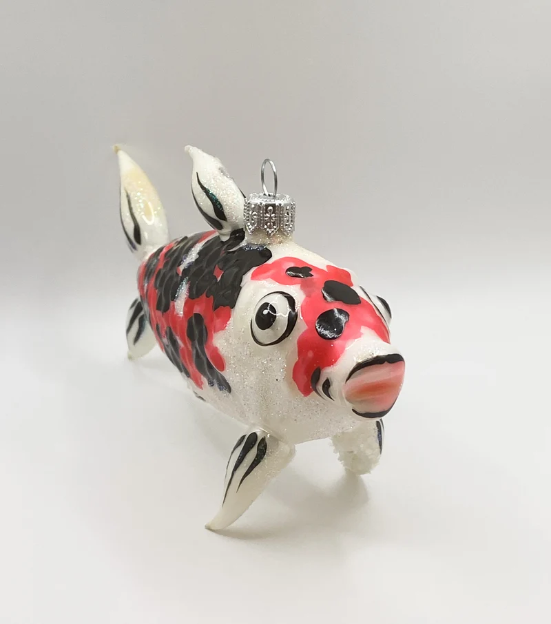 Koi mit roten und schwarzen Punkten