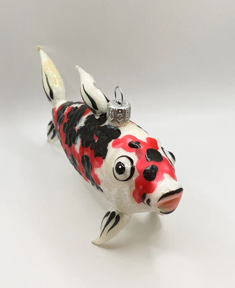 Koi mit roten und schwarzen Punkten