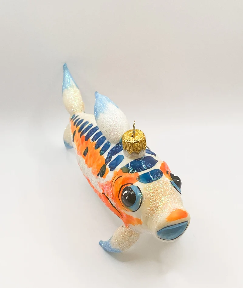 Koi mit orangen Streifen