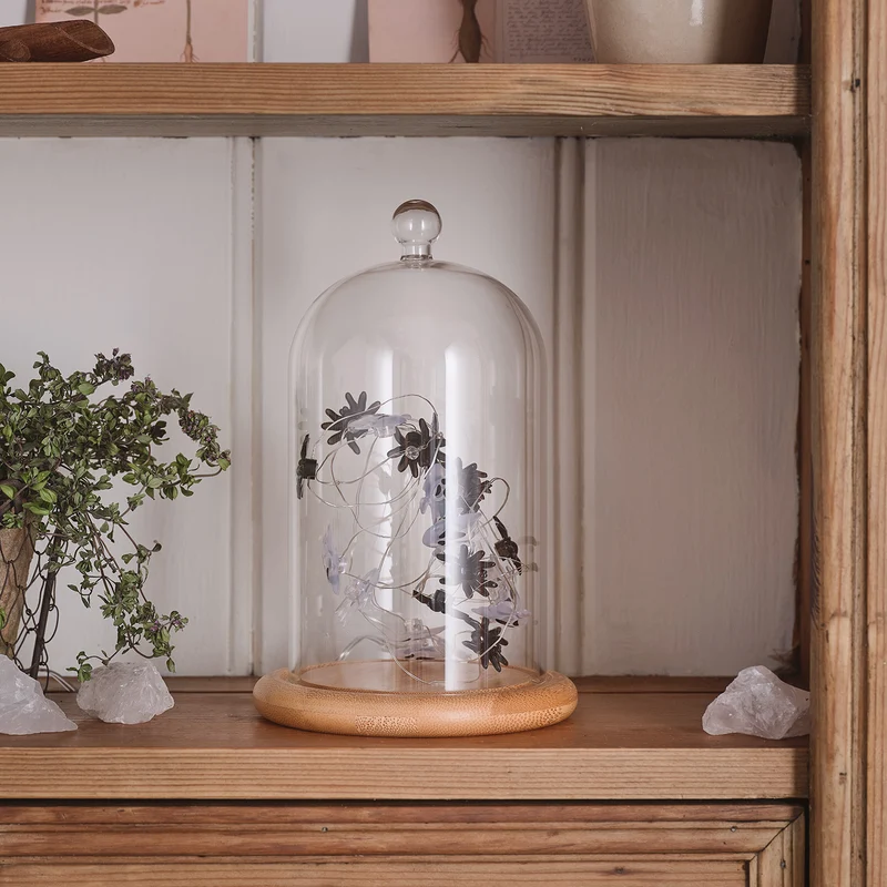 Set aus Glaskuppel & Mikro-LED-Lichterkette mit Geistern und Spinnen