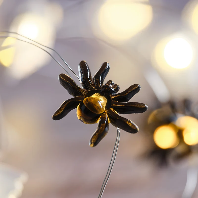 Set aus Glaskuppel & Mikro-LED-Lichterkette mit Geistern und Spinnen
