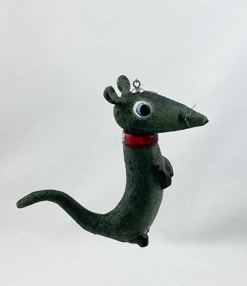 Chapeau- Chlaque, altes Weiblein, und Ratte Lariska, in Holzbox, AtlasArt