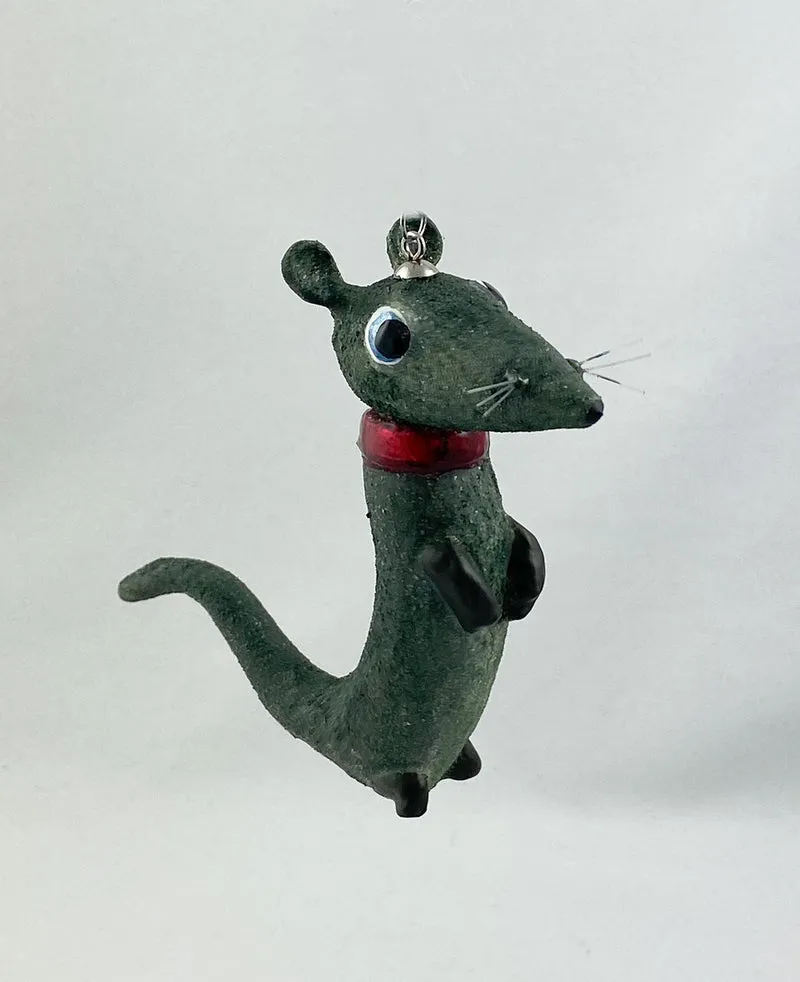 Chapeau- Chlaque, altes Weiblein, und Ratte Lariska, in Holzbox, AtlasArt