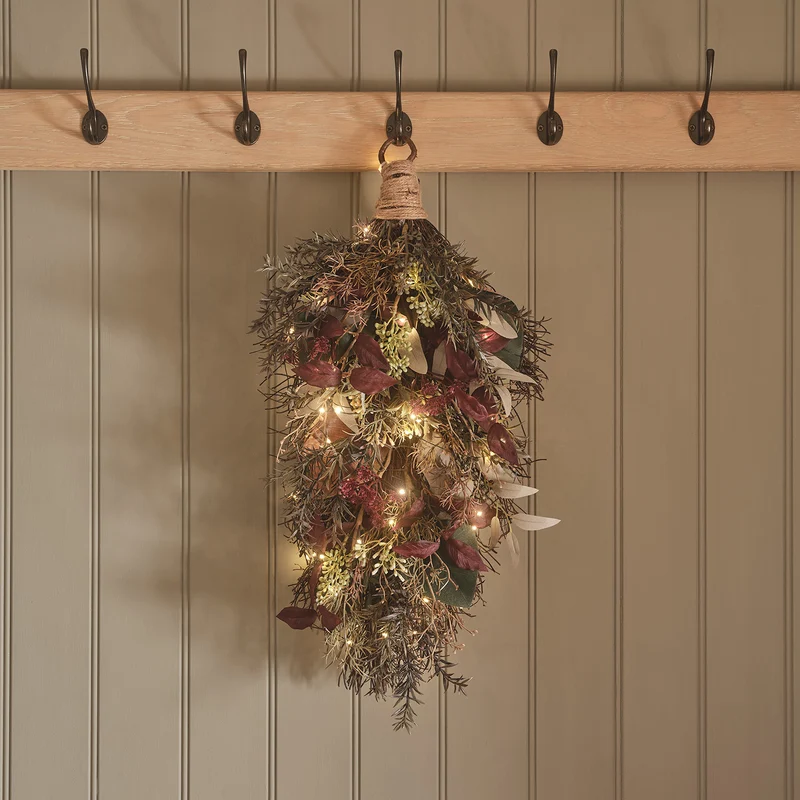 Herbst- und Winterzweig mit Beleuchtung