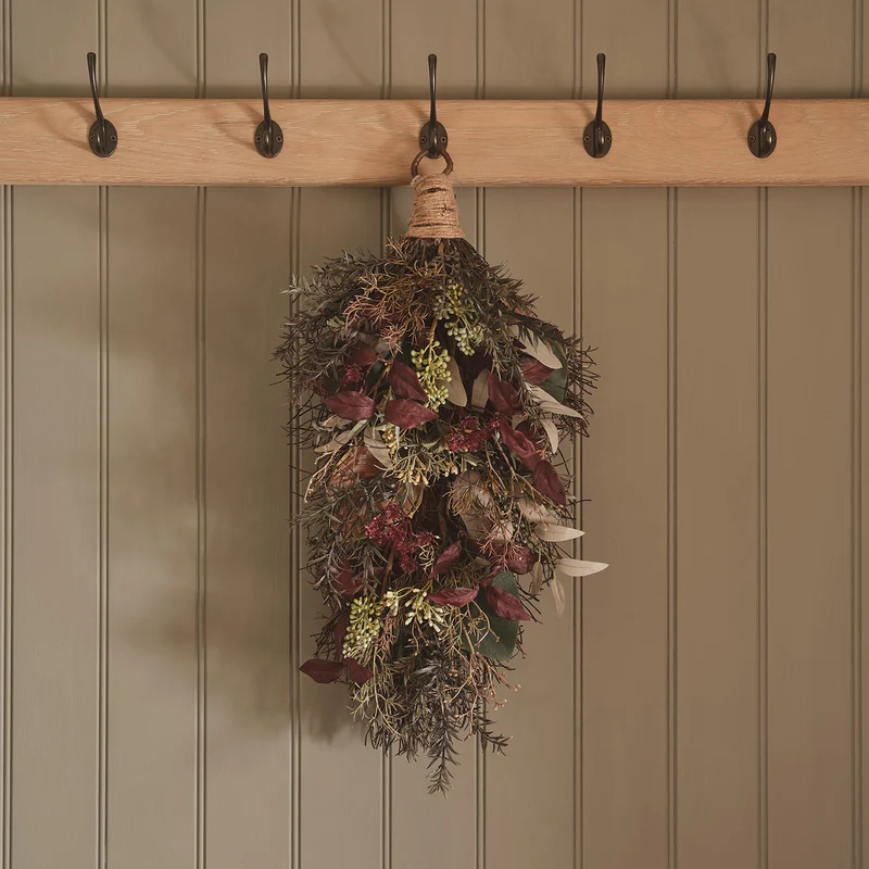 Herbst- und Winterzweig mit Beleuchtung