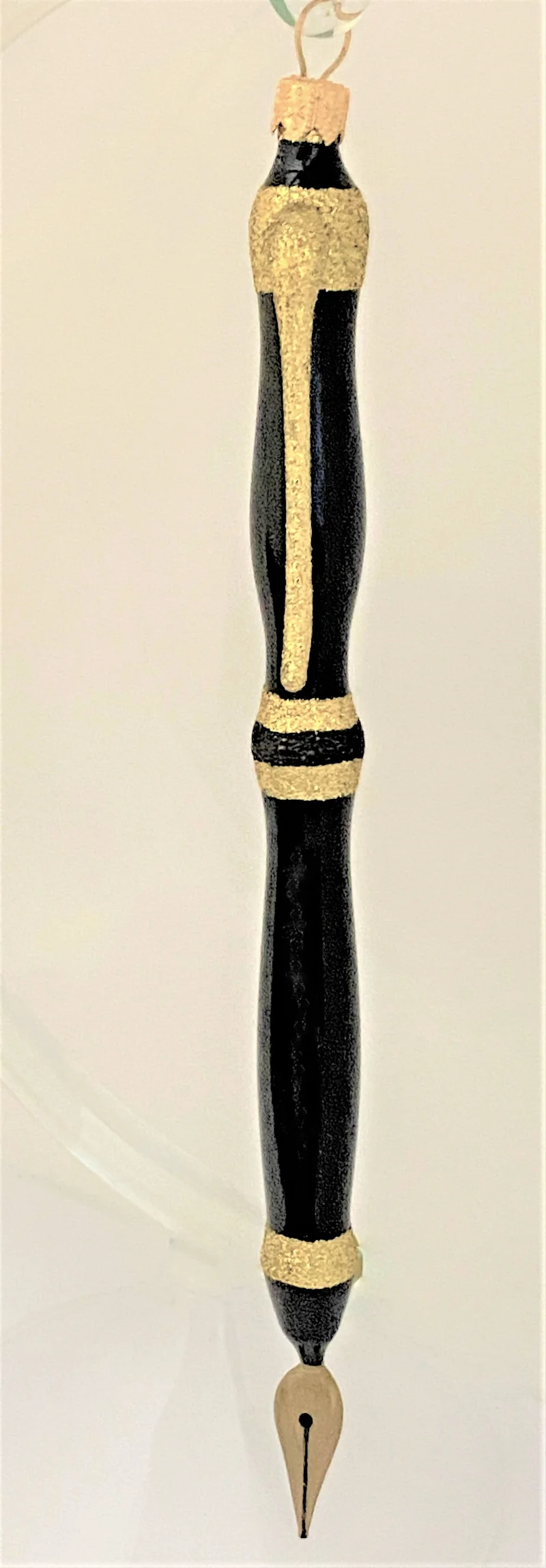 Füllfeder schwarz mit Golddekor