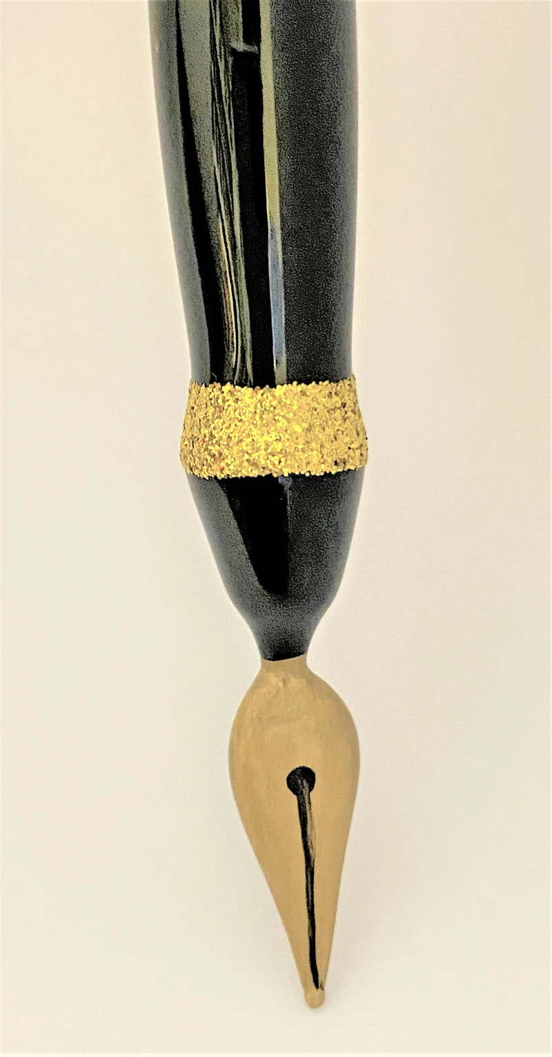 Füllfeder schwarz mit Golddekor