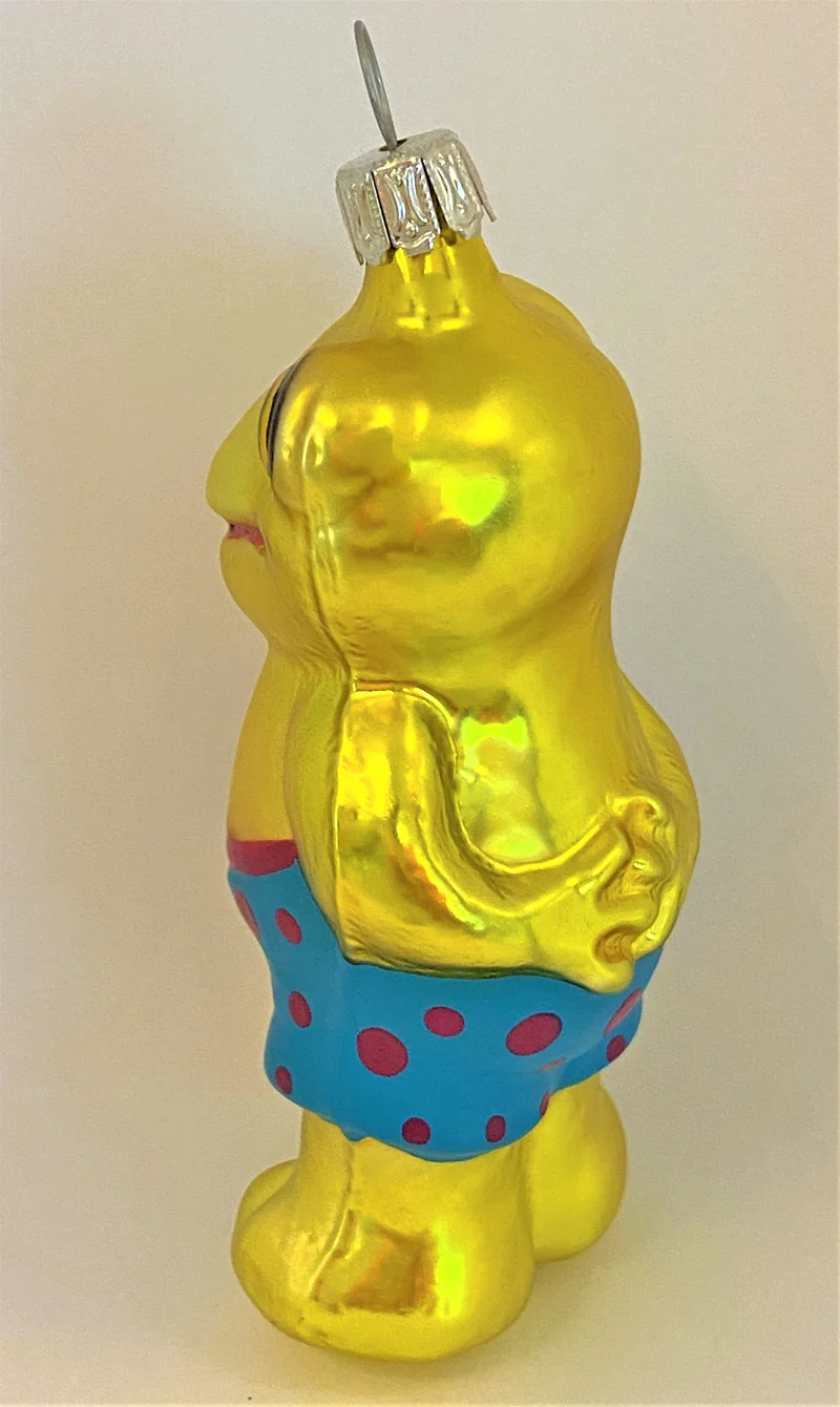 Froschmann in blauer Badehose mit roten Tupfen