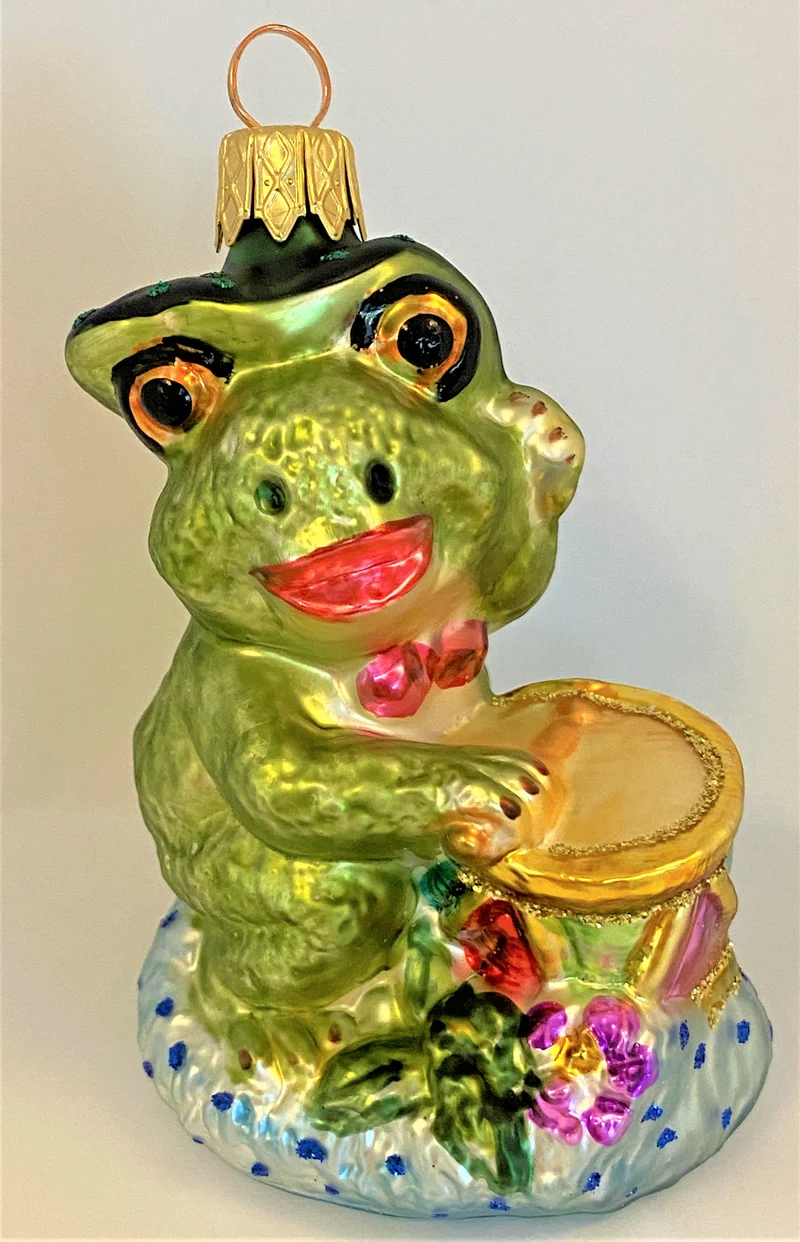 Fröhlicher Frosch spielt Trommel