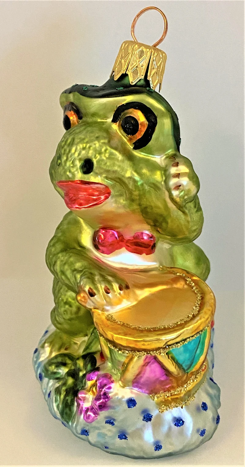 Fröhlicher Frosch spielt Trommel
