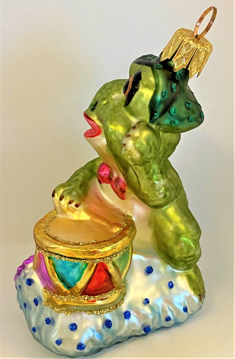 Fröhlicher Frosch spielt Trommel