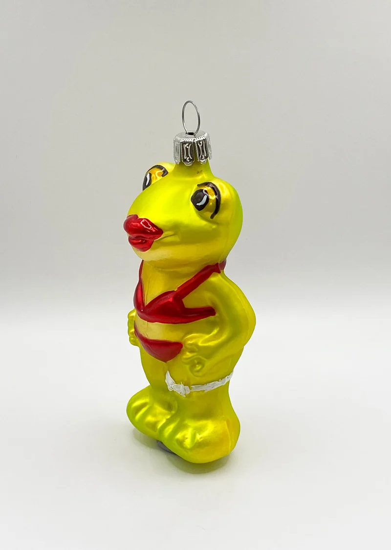 Froschfrau im roten Bikini