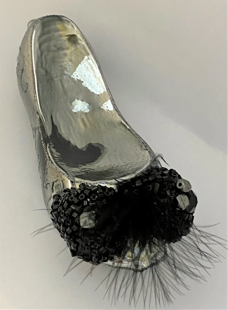 Grauer Ballerina mit schwarzer Schleife