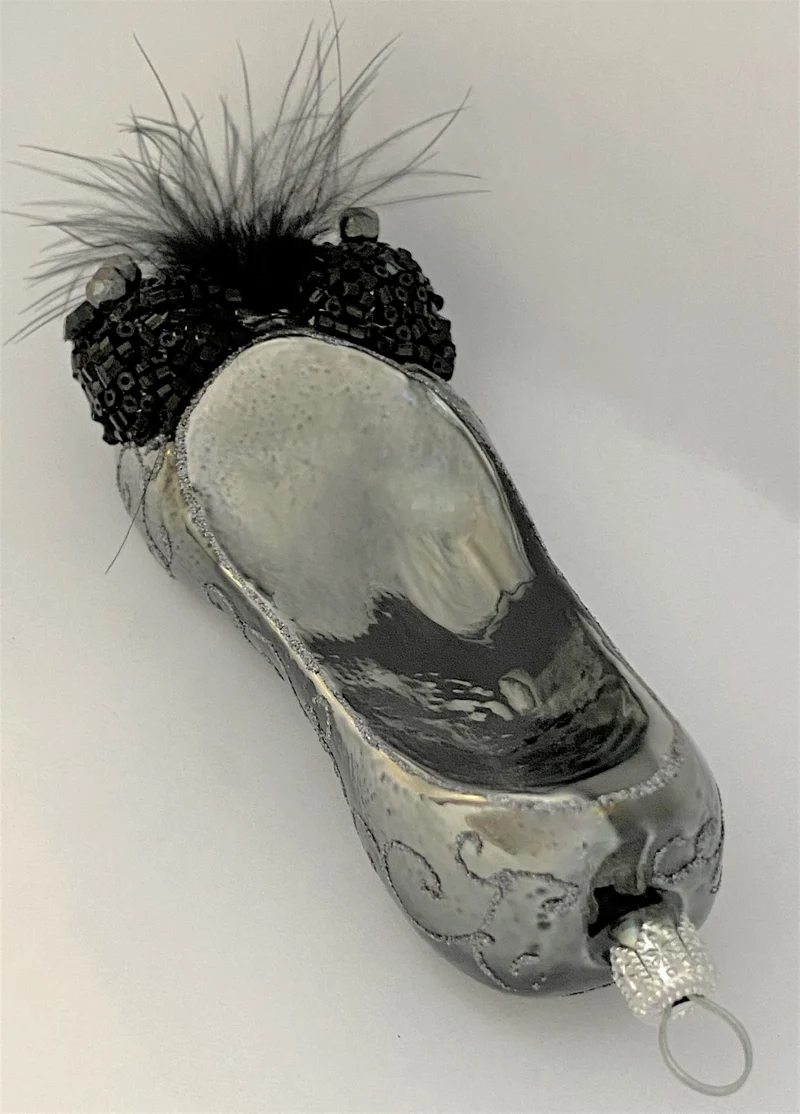 Grauer Ballerina mit schwarzer Schleife