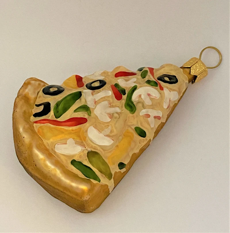Pizzastück mit Oliven