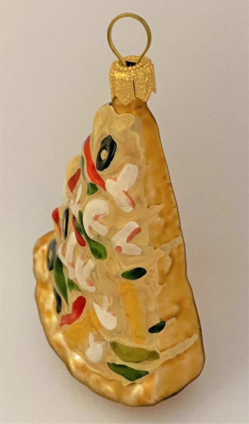 Pizzastück mit Oliven